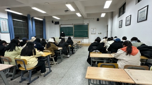 文学院学生会召开“每月一学”活动